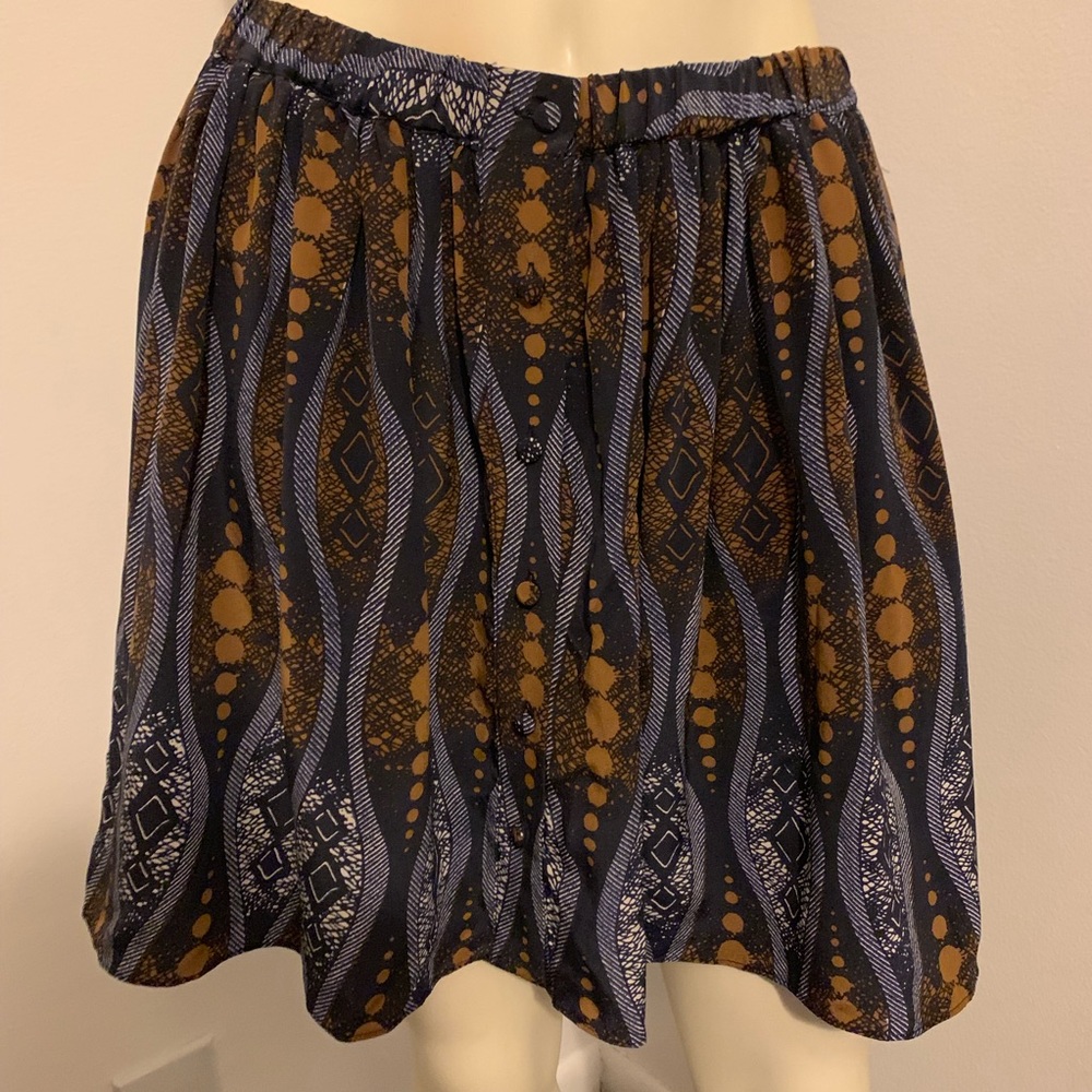 Club Monaco print button up Silk mini skirt.